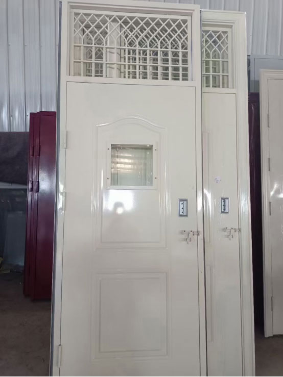 和政学校教室门