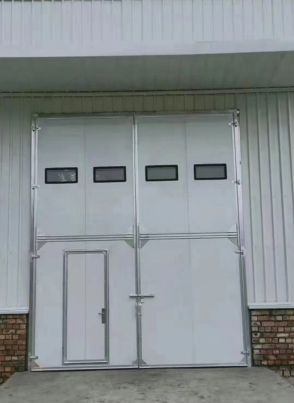 和政工业门在设备装配车间出入口的实施记录